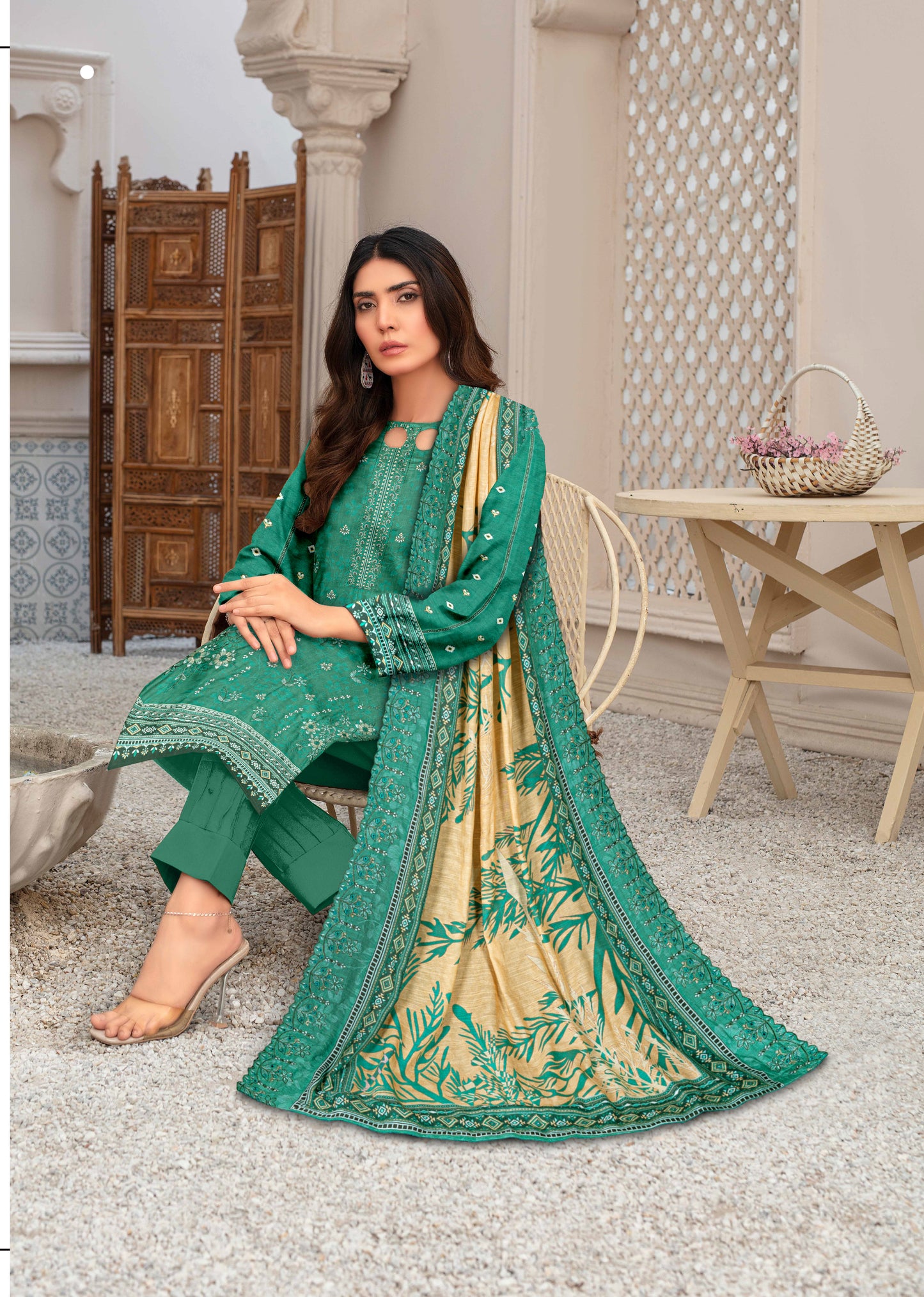 Bagh-E-Makhmul – Exclusive 3 Piece Unstitched Embroidered Winter Dora Suit