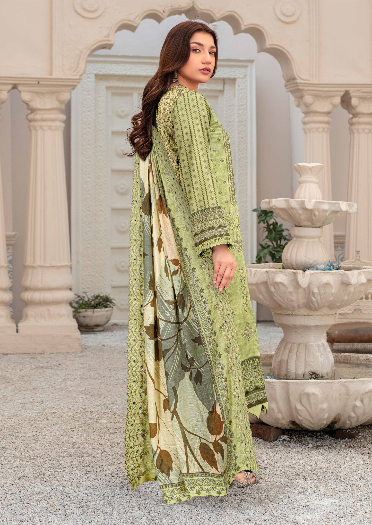 Bagh-E-Makhmul – Exclusive 3 Piece Unstitched Embroidered Winter Dora Suit